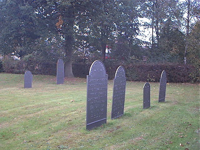 Gietijzeren grafzerken op de oude joodse begraafplaats aan de weg tussen Gendringen en Ulft